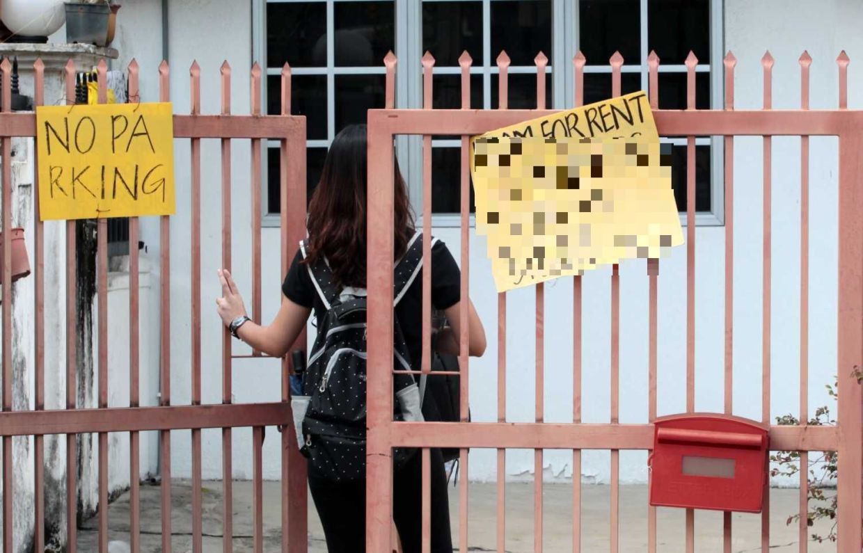 A placard ' room for rent' is placed at gate of a house in Taman Connaught in Cheras.AZHAR MAHFOF/The Star (9/1/2019)
